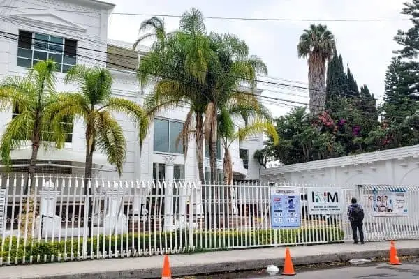 temporary residency Mexico immigration building